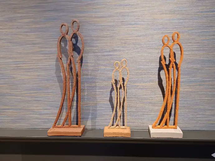 Drie beeldjes op plank in interieur San Marco