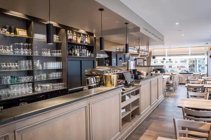 Openingsuren van tearoom en restaurant San Marco Roeselare met zicht op het gezellige interieur