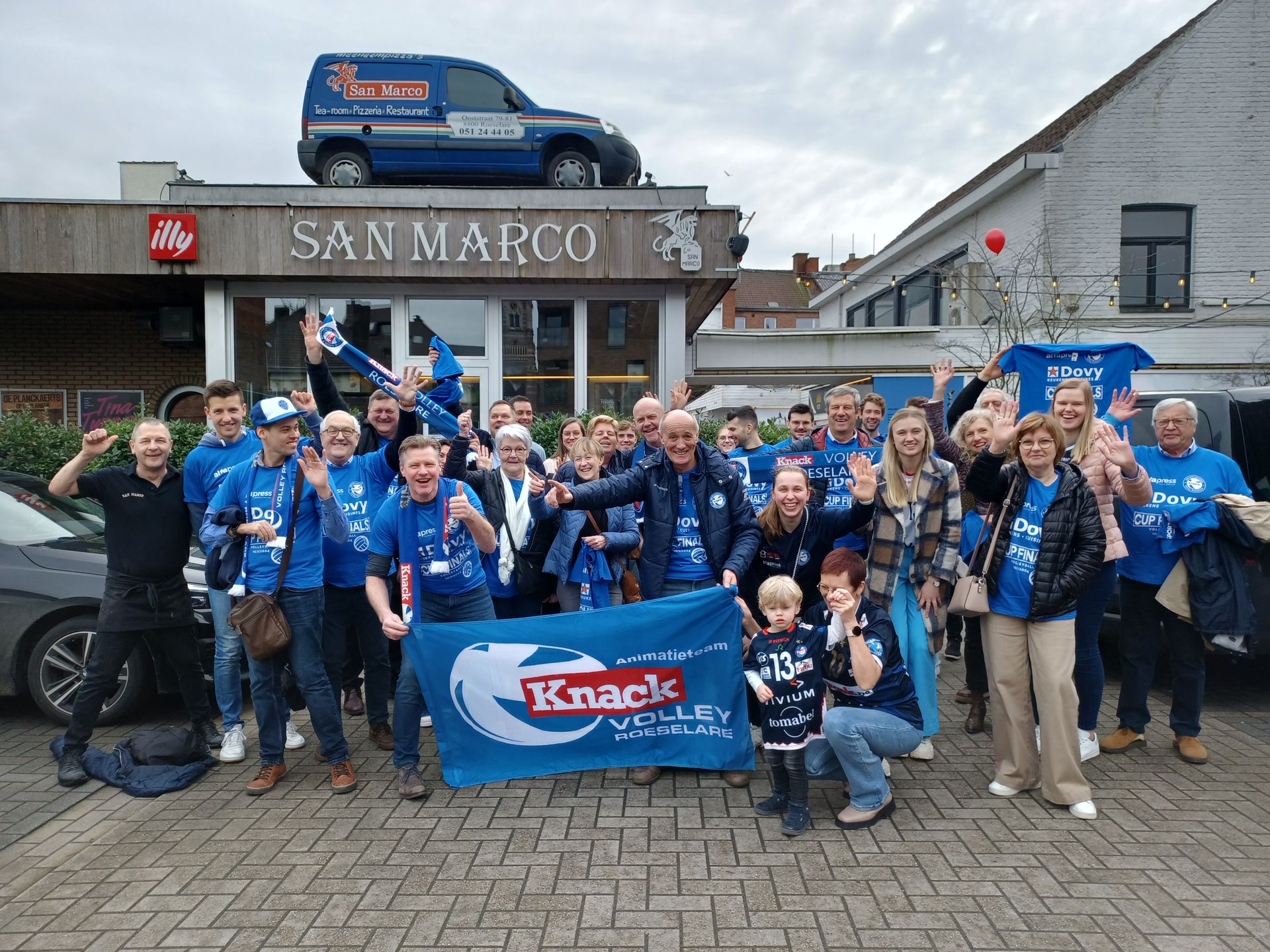 Teamfoto met blauwe sporttruitjes van Knack Roeselare voor San Marco 