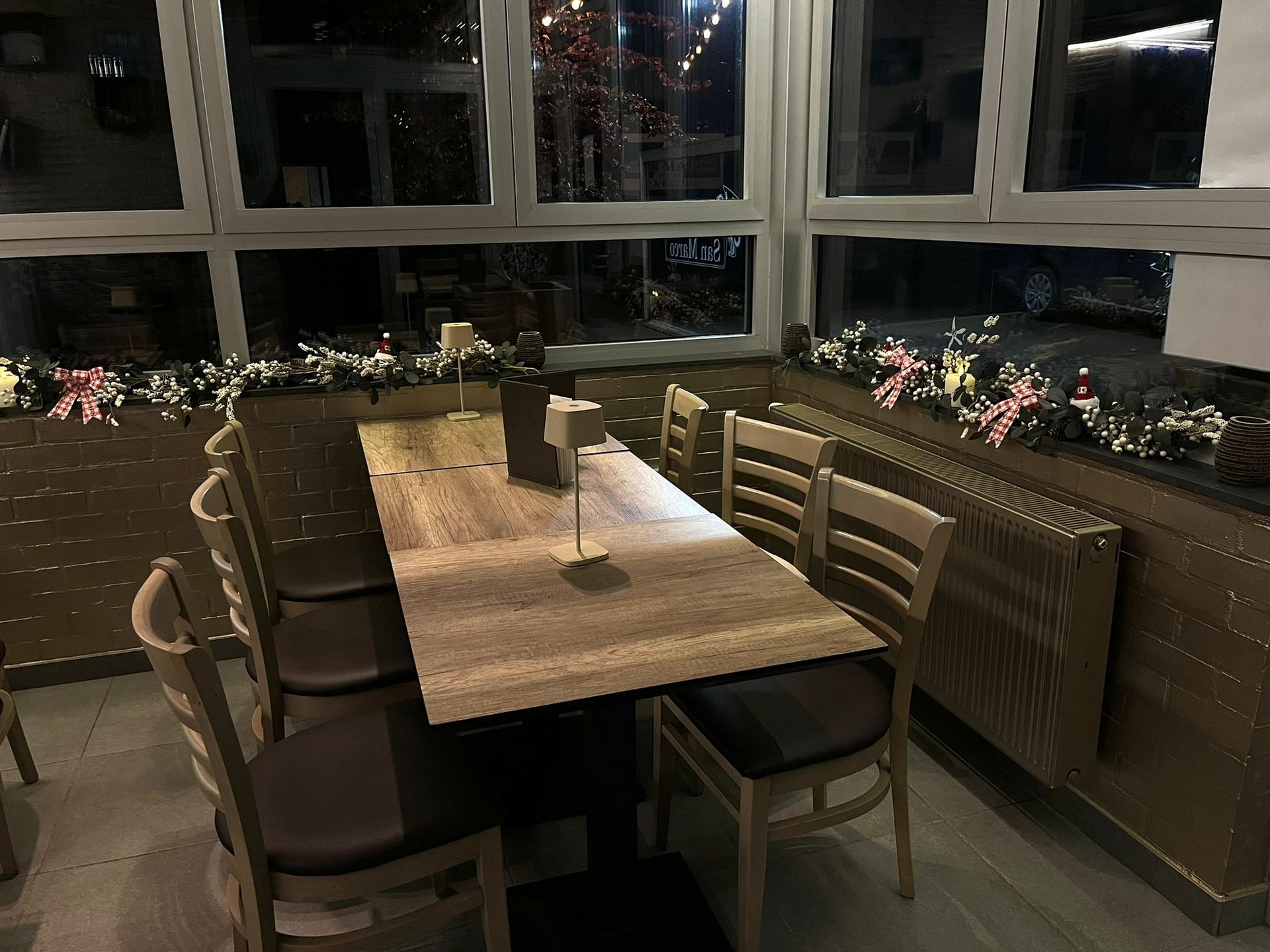 Overdekt buitenterras van San Marco met tafels
