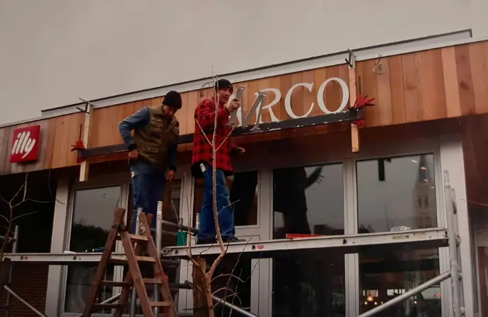 Personeel aan het werk bij de gevel  tijdens opbouw van San Marco