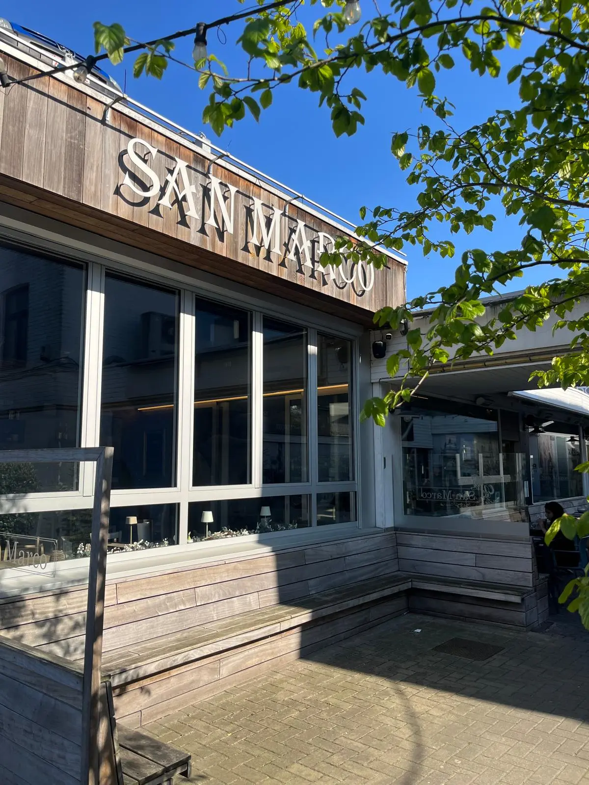 Buitengevel van San Marco met groot logo en blauwe lucht